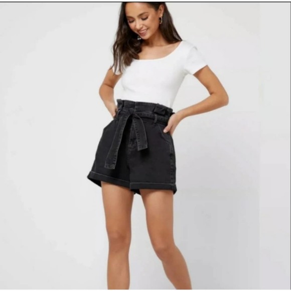 TOPSHOP | 100% COTTON HIGH WAISTED DENIM BLACK WASH MOM JEAN PAPER BAG SHORTS 12 - Picture 1 of 17